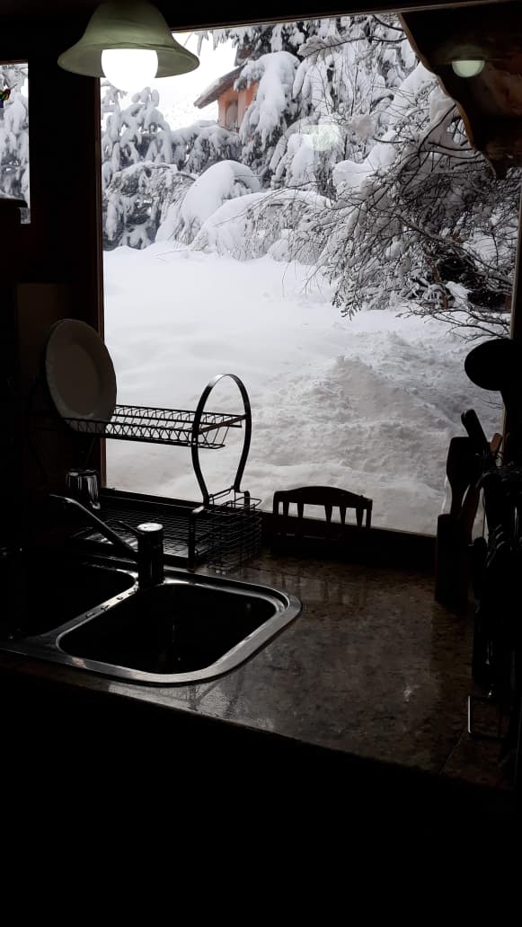 Vista de la montaña nevada desde la cocina